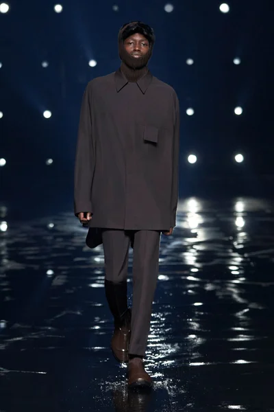 Look 16